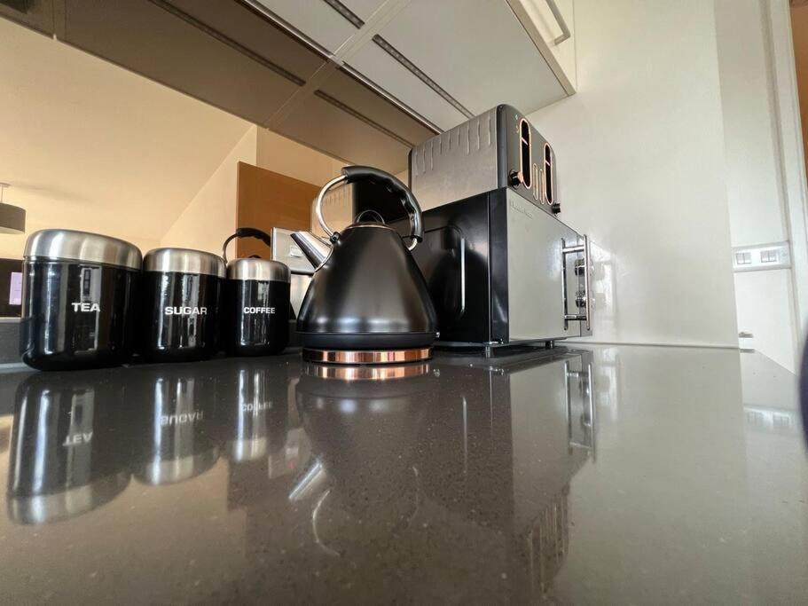 2 Bedroom Modern City Centre Bournemouth Apartment Bagian luar foto